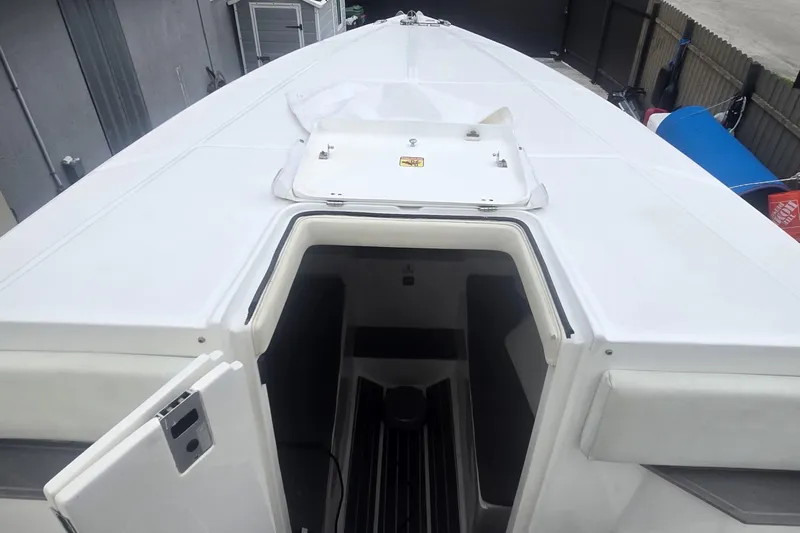  Yacht Photos Pics 2016 Extreme Boats model with open cabin and sleek white deck design.