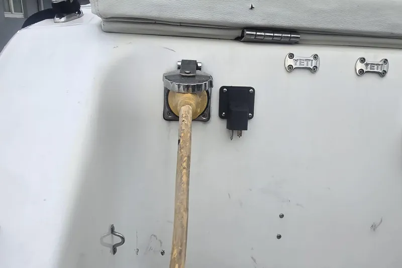  Yacht Photos Pics 2016 Extreme Boats model with power connection and Yeti mounts on white surface.