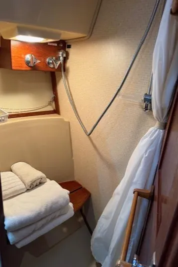 Windragon Yacht Photos Pics 1995 Island Packet 37 yacht bathroom with towels and showerhead.