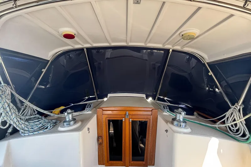 Windragon Yacht Photos Pics 1995 Island Packet 37 sailboat cockpit with ropes and wooden hatch.