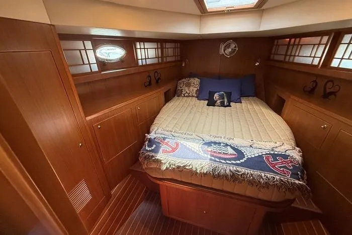  Yacht Photos Pics Luxurious 2007 Island Pilot 395 cabin with cozy bed and elegant wood paneling.