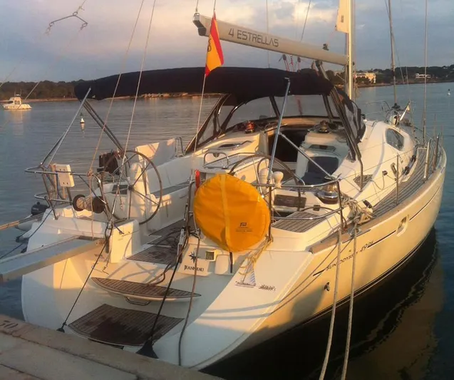 4 Estrellas Yacht Photos Pics Med mooring in Spain