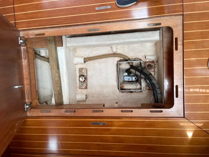 4 Estrellas Yacht Photos Pics Clean bilges