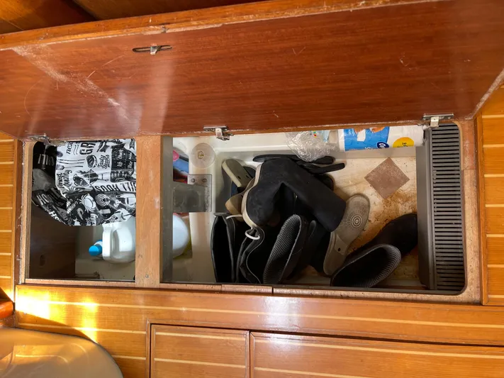 4 Estrellas Yacht Photos Pics Clean bilges