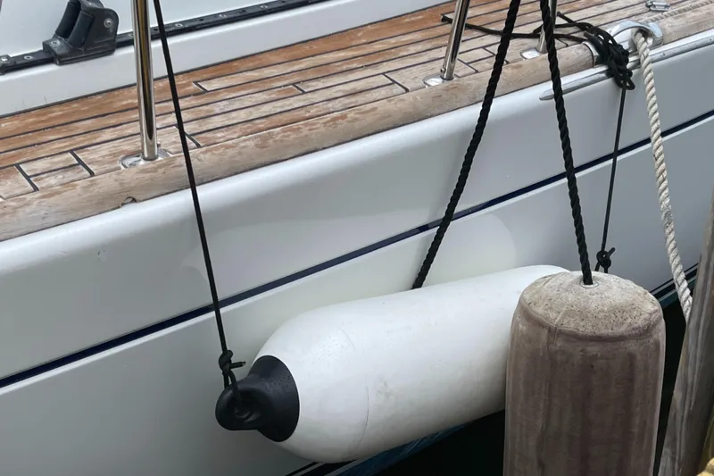 4 Estrellas Yacht Photos Pics Waxed hull to mirror finish