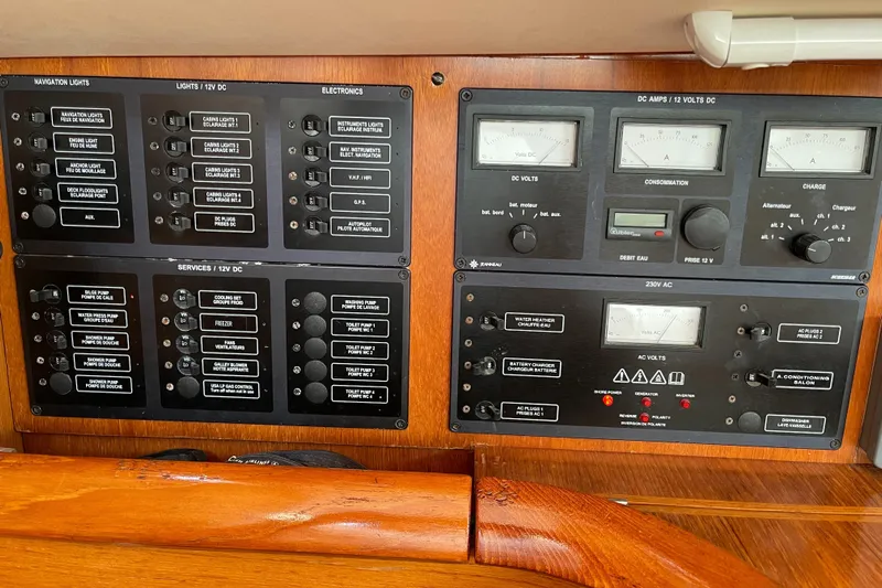 4 Estrellas Yacht Photos Pics 220 and 12 Volt breakers