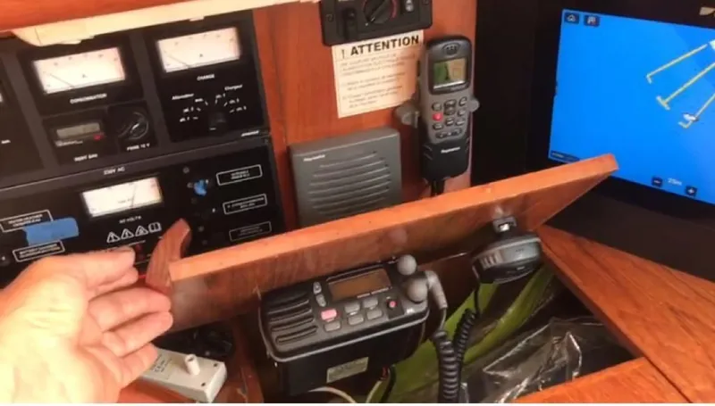 4 Estrellas Yacht Photos Pics New 2023 VHS standby w/ selector switch