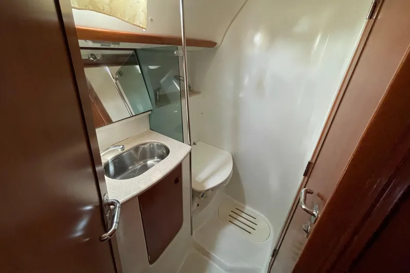 4 Estrellas Yacht Photos Pics Aft ensuite/day head