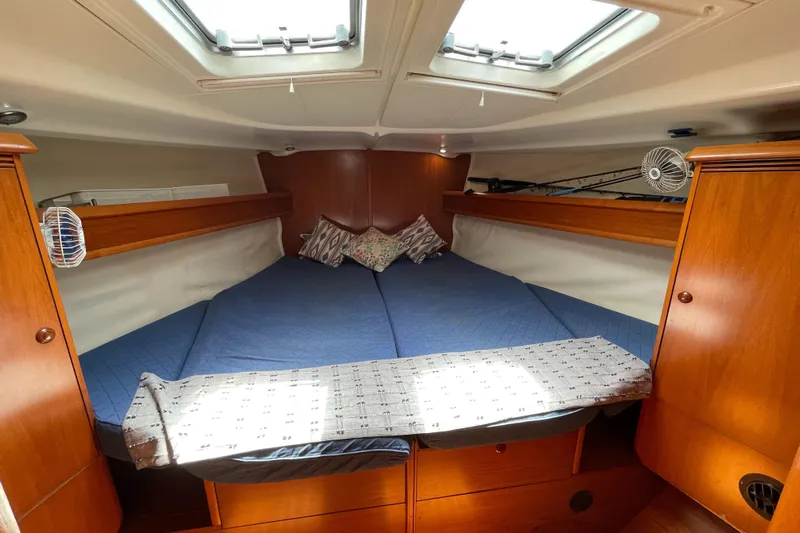 4 Estrellas Yacht Photos Pics Owner's cabin can also become two w/ separate doors and heads