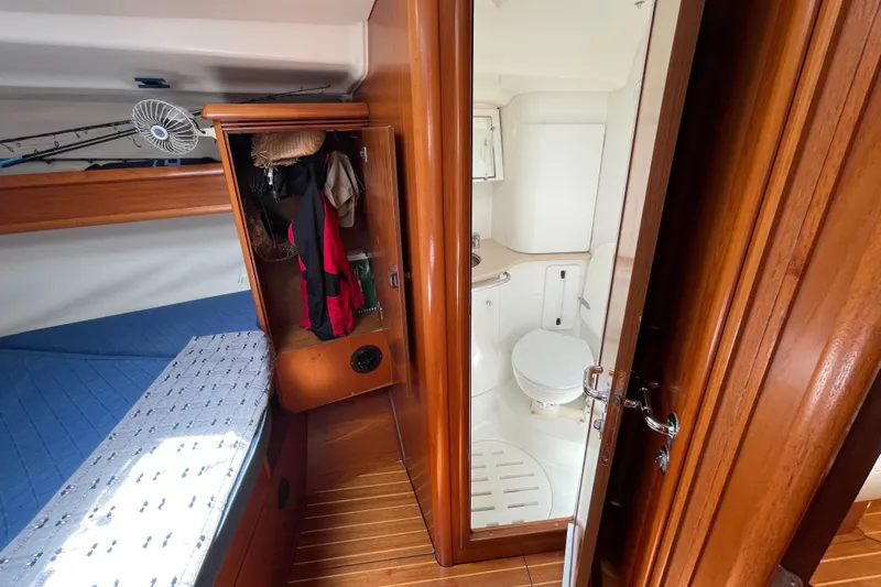 4 Estrellas Yacht Photos Pics Fwd Stb head / shower