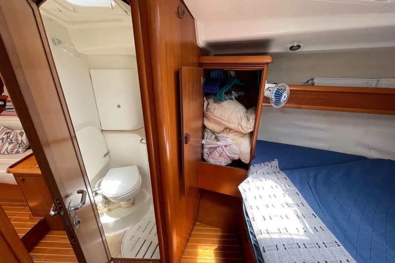 4 Estrellas Yacht Photos Pics Fwd Port head / shower