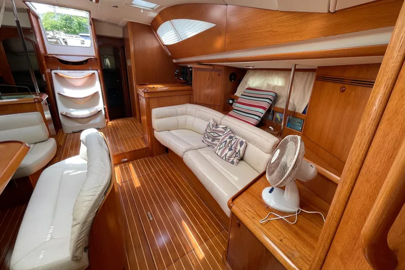 4 Estrellas Yacht Photos Pics Settee to port