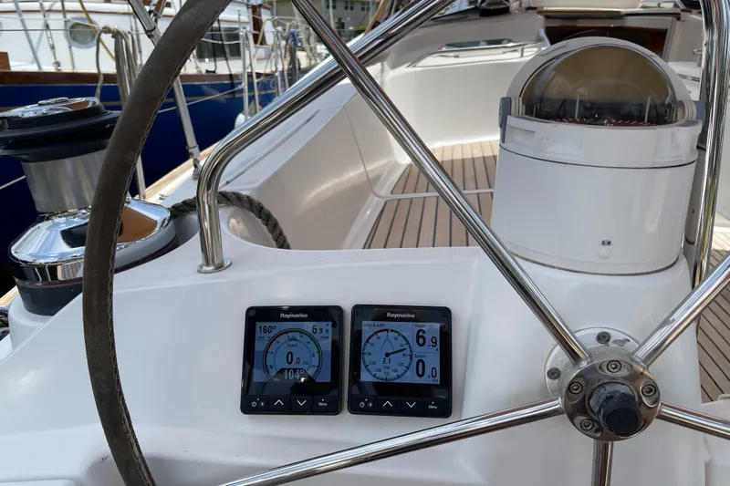 4 Estrellas Yacht Photos Pics Newer electronics on port helm