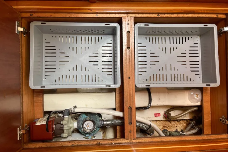 4 Estrellas Yacht Photos Pics More storage and clean bilge