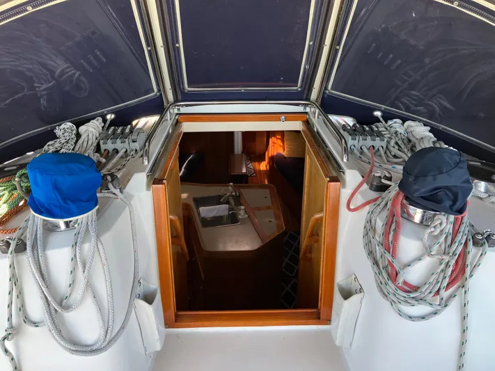 Escapade Yacht Photos Pics 1997 Sabre 402 sailboat interior view with ropes and cabin entrance.