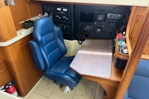 Sapphire Seas Yacht Photos Pics Navigation area of Island Packet 445 yacht, year 2005.