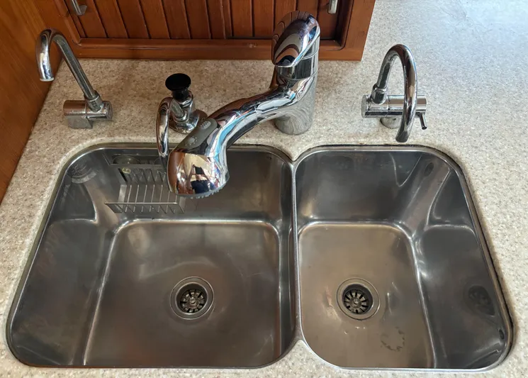 Sapphire Seas Yacht Photos Pics Double sink in Island Packet 445 yacht, year 2005.