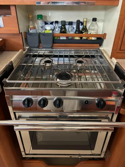 Sapphire Seas Yacht Photos Pics Stove in Island Packet 445 sailboat, year 2005.