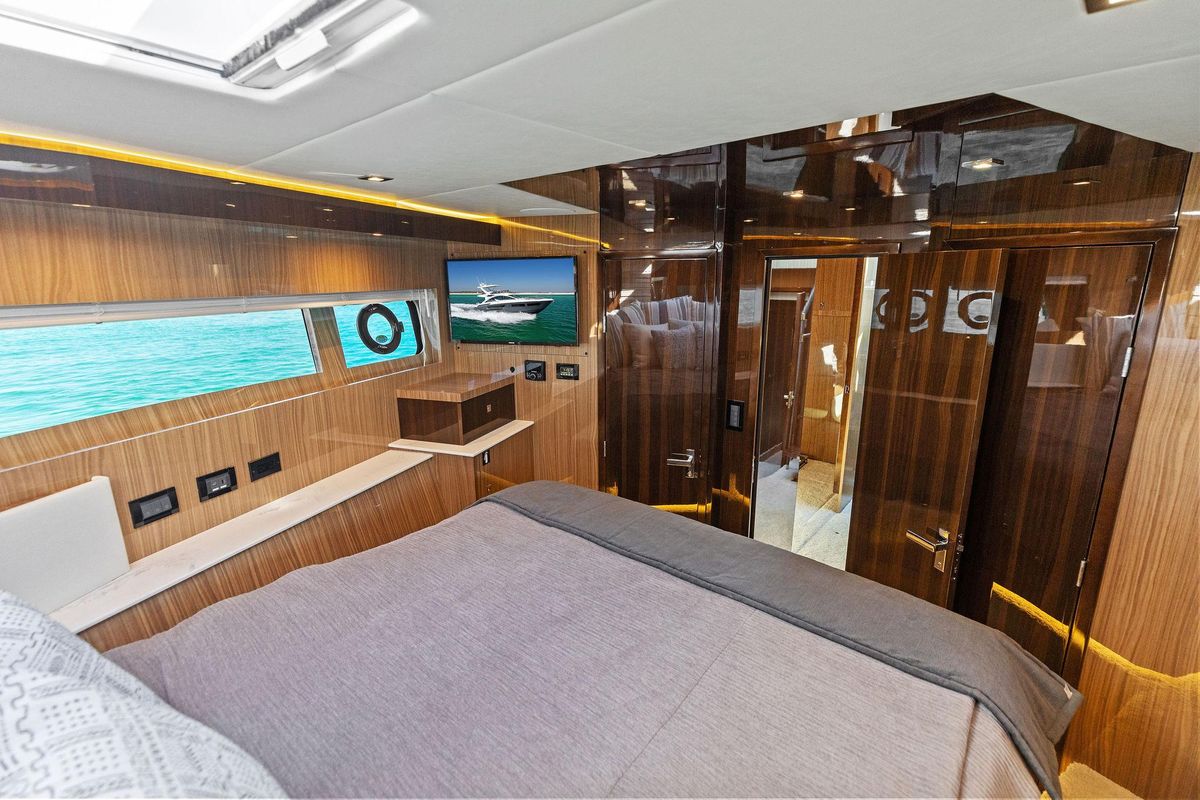 2023 Cruisers Yachts 60 