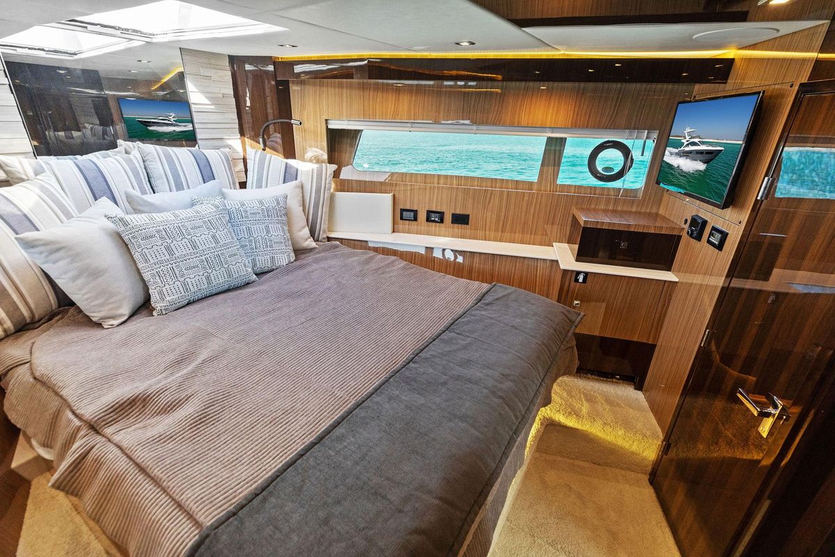 2023 Cruisers Yachts 60 