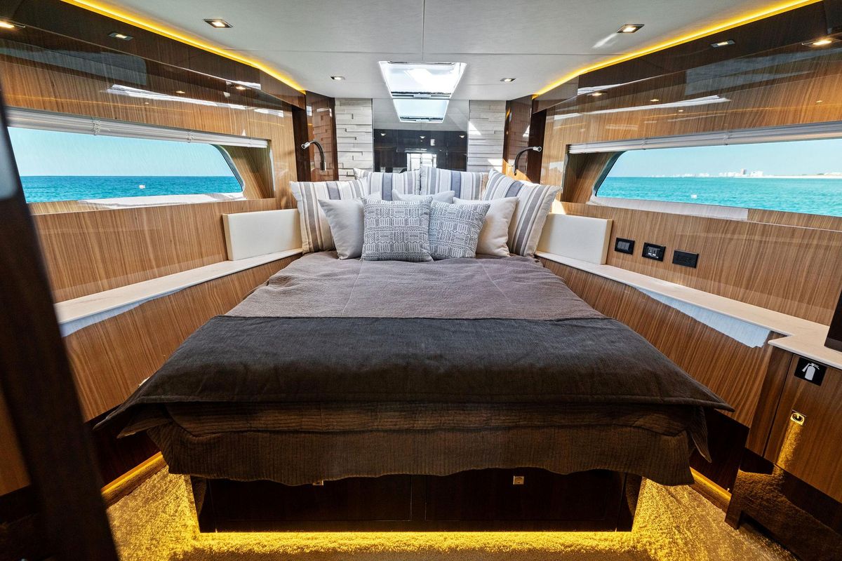 2023 Cruisers Yachts 60 