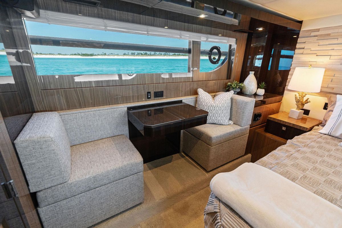 2023 Cruisers Yachts 60 