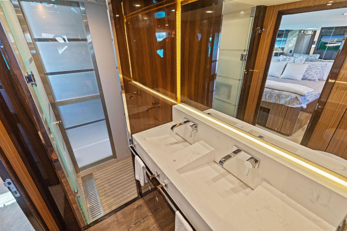 2023 Cruisers Yachts 60 