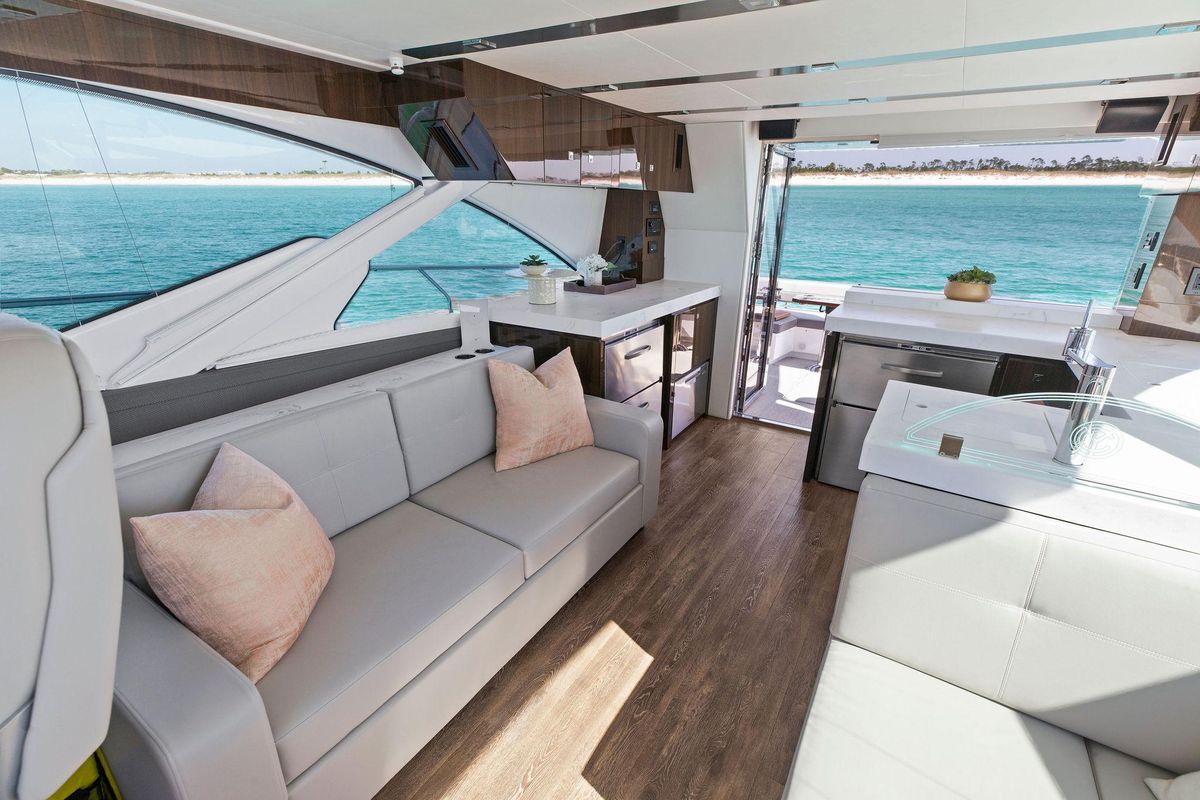 2023 Cruisers Yachts 60 