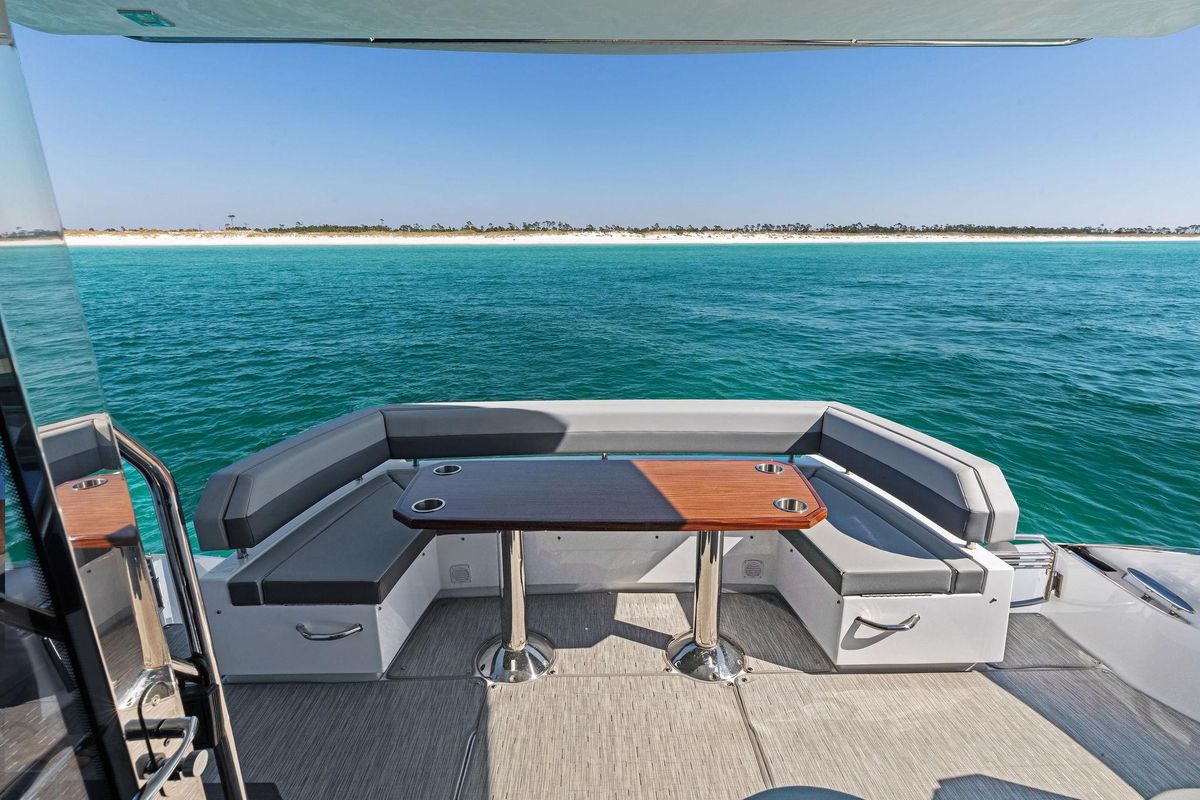 2023 Cruisers Yachts 60 