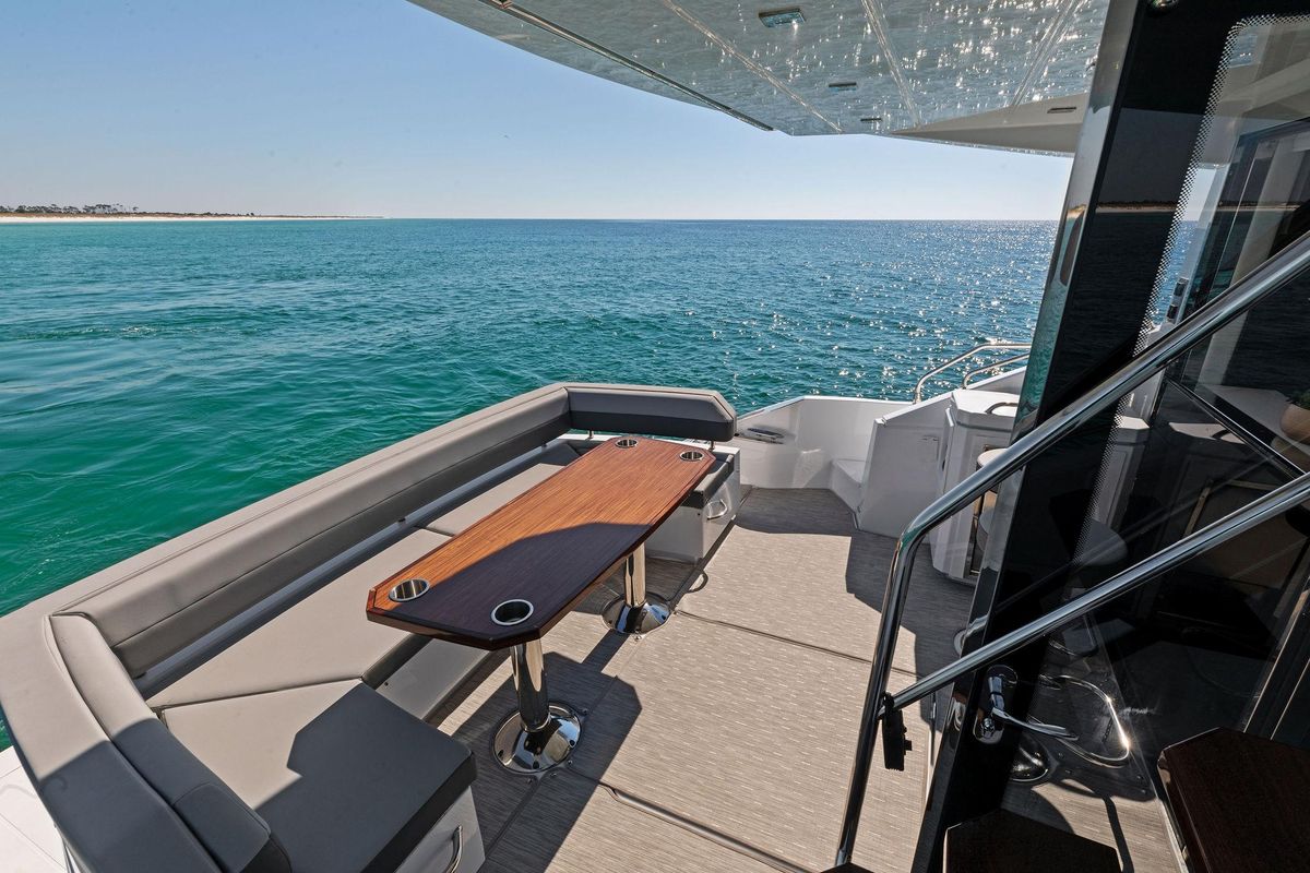 2023 Cruisers Yachts 60 