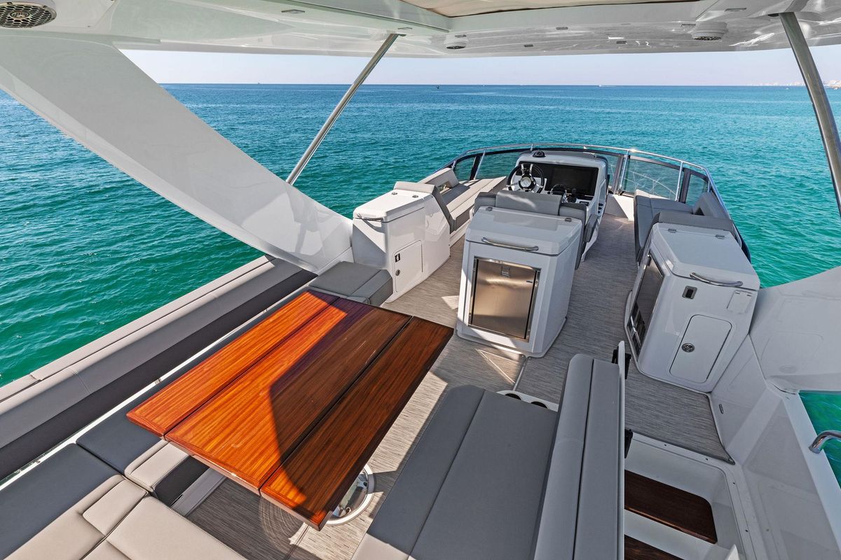 2023 Cruisers Yachts 60 