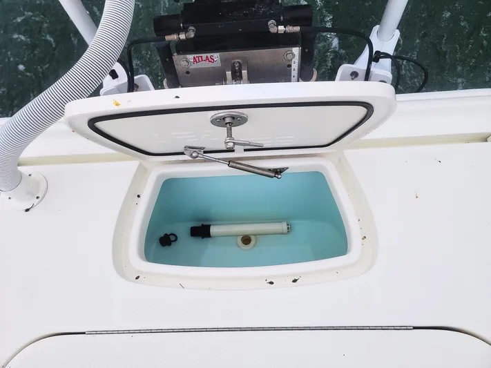  Yacht Photos Pics 2017 SeaVee 270Z livewell with open lid, showcasing interior and water pump.