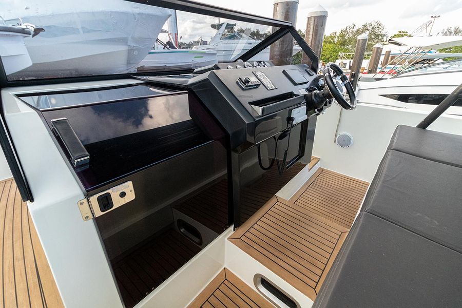 2018 De Antonio Yachts D33 CRUISER