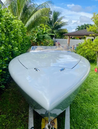 Yacht Photos Pics 2008 Porsche Fearless 28 boat in a lush garden setting.