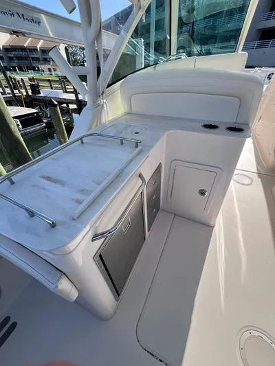  Yacht Photos Pics 2023 Grady-White Freedom 325 boat interior with sleek design and modern amenities.
