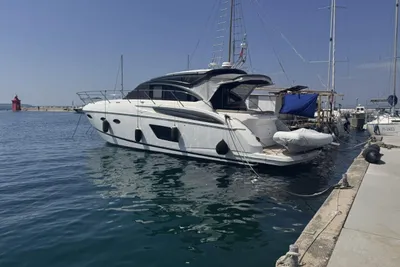 2014 Princess V48 Deck Saloon (3. cabin layout)