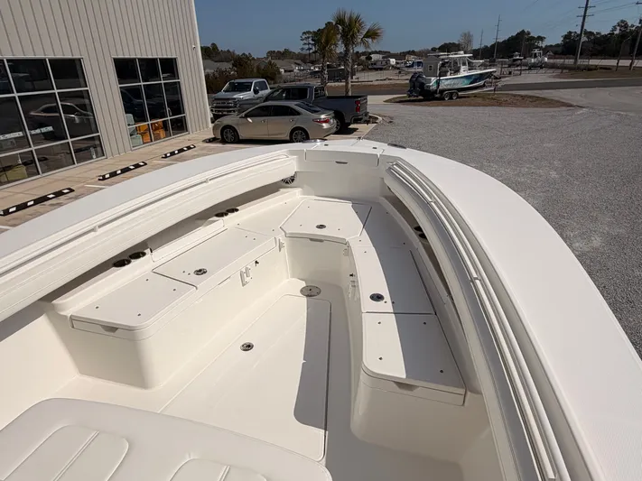  Yacht Photos Pics Regulator 28 boat 2022, bow deck view outdoors.