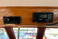 1990 Trader 41 + 2 Sundeck yacht interior with radio and control panel.