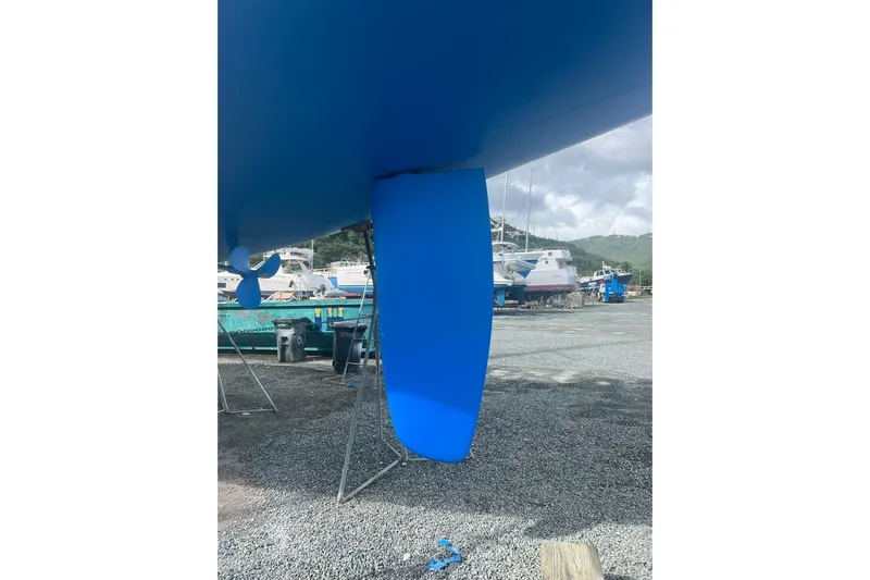 4 Estrellas Yacht Photos Pics 2006 Jeanneau Sun Odyssey 49 DS sailboat keel and propeller in dry dock.