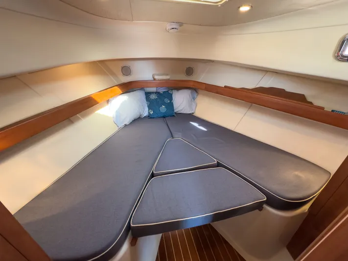 Bay Cruzin Yacht Photos Pics Interior of 2004 Mainship Pilot 34 yacht cabin.