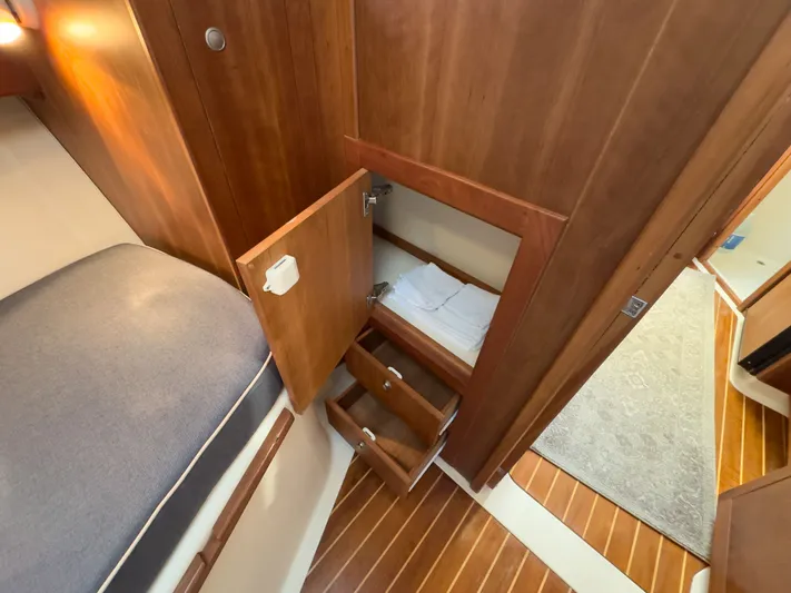 Bay Cruzin Yacht Photos Pics Interior of 2004 Mainship Pilot 34 with wooden cabinets.