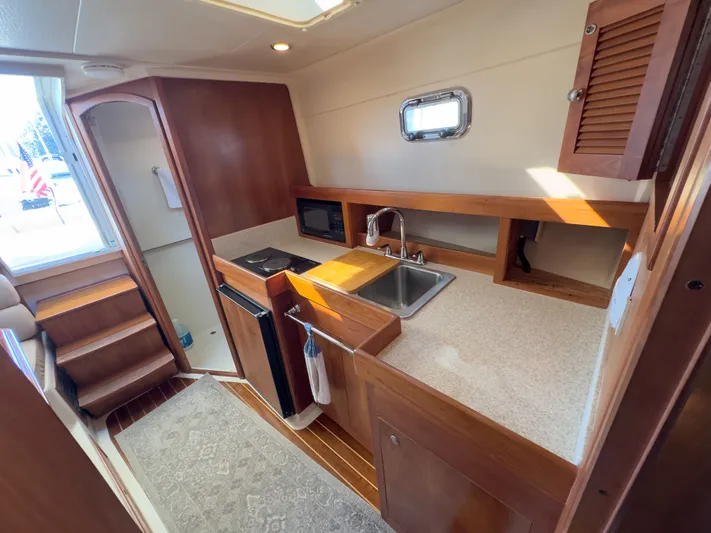 Bay Cruzin Yacht Photos Pics 2004 Mainship Pilot 34 boat interior kitchen area.