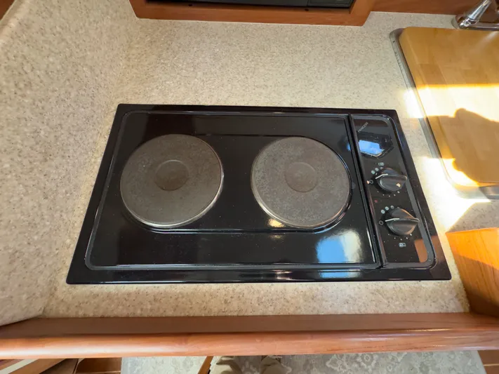 Bay Cruzin Yacht Photos Pics 2004 Mainship Pilot 34 kitchen area with stove.