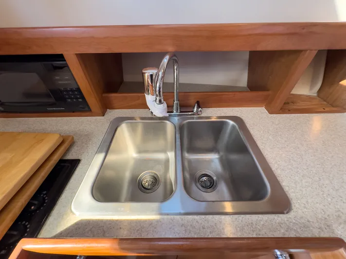 Bay Cruzin Yacht Photos Pics Double sink in the kitchen of a 2004 Mainship Pilot 34.