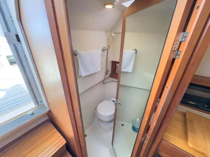 Bay Cruzin Yacht Photos Pics Bathroom in 2004 Mainship Pilot 34 boat.