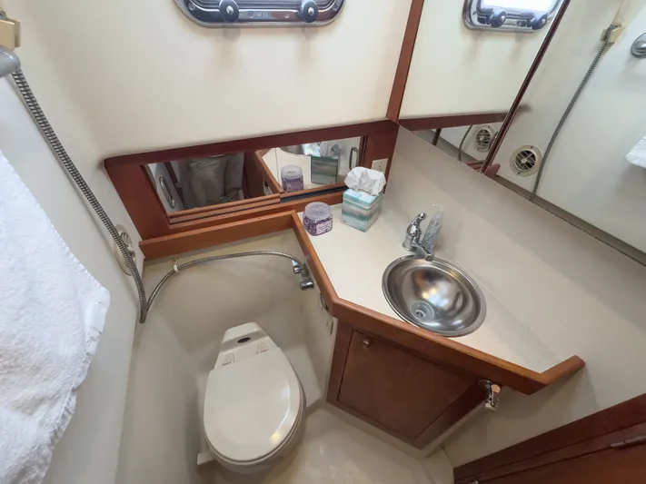 Bay Cruzin Yacht Photos Pics Bathroom of Mainship Pilot 34 yacht, year 2004.