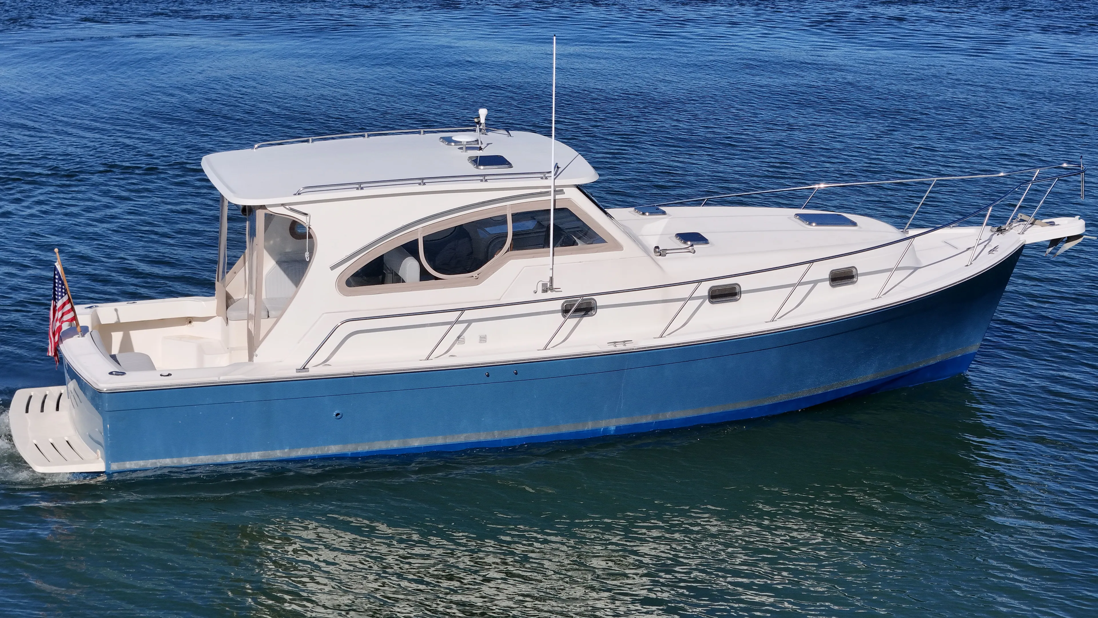 Bay Cruzin Yacht Photos Pics 2004 Mainship Pilot 34 on calm water.