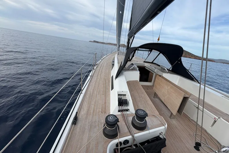 Daryacha&sup3; Yacht Photos Pics Sleek 2015 Solaris 50 yacht sailing on calm ocean waters.