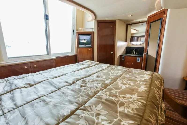 M&m Yacht Photos Pics Interior of 2008 Meridian 459 Motoryacht bedroom with bed, window, and ensuite bathroom.