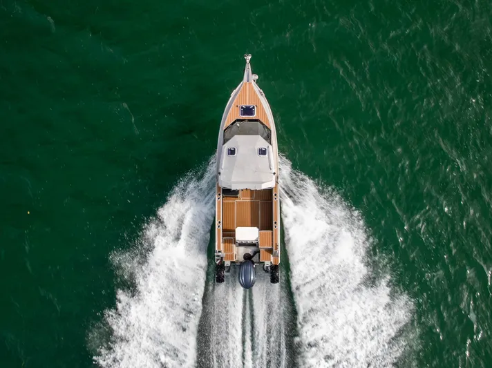 Latitude Yacht Photos Pics 